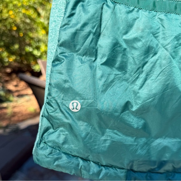 Lululemon Down for a run vest in forage teal. Size 6 - Picture 3 of 4